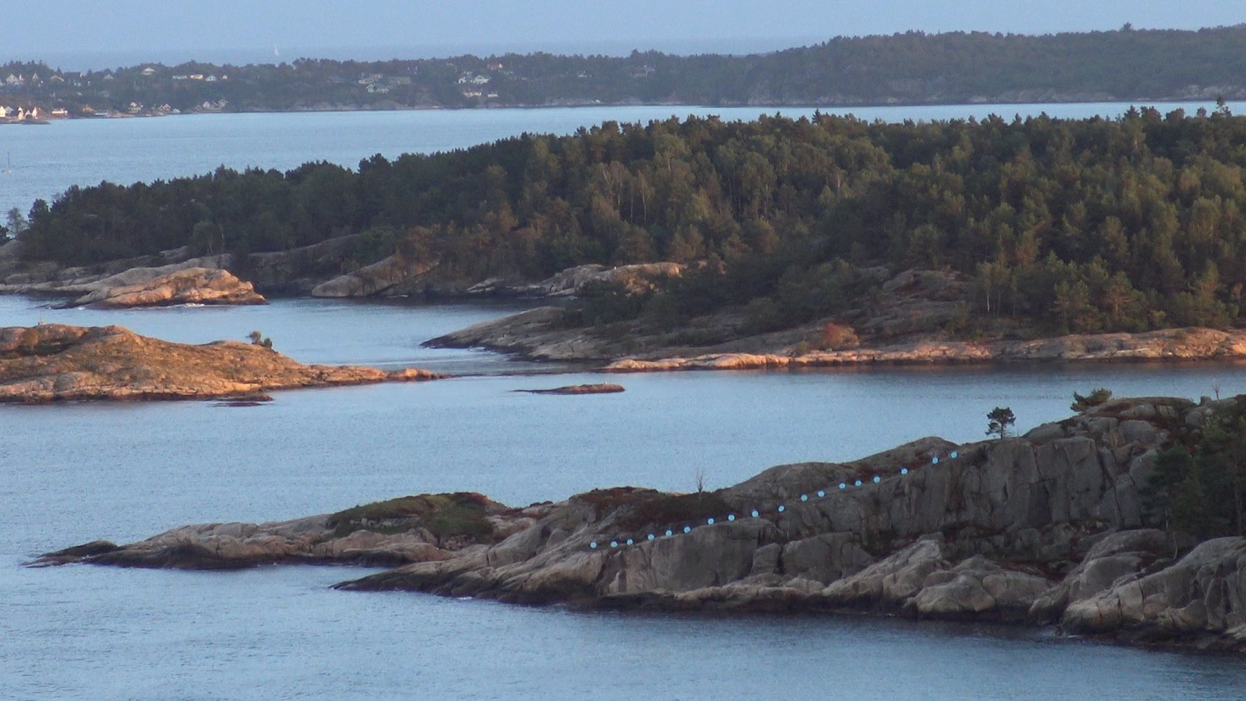 Wide view of the marker line along the headland, Vestre Batteri, Odderøya